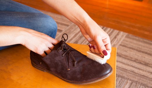 Как чистить замшевую обувь?