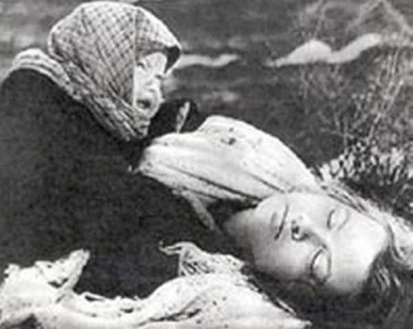 Блокадный Ленинград - фото погибшей матери и ребенка