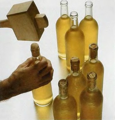 Закупоривание бутылок с апельсиновым вином