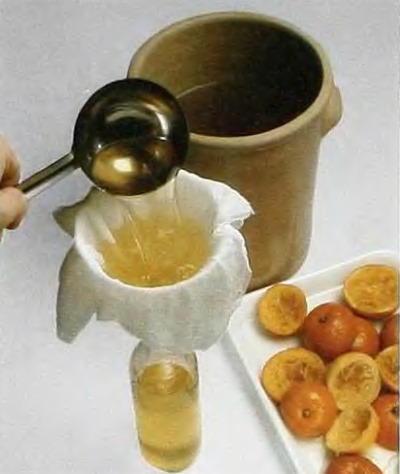 Процеживание апельсинового вина