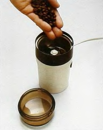 Помол кофе с помощью электрической кофемолки