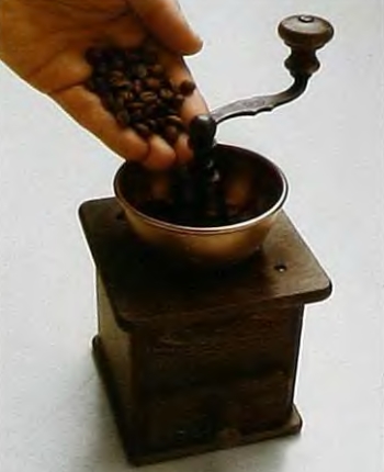 Помол кофе с помощью ручной мельницы