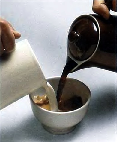 Кофе с молоком наливают одновременно - Смешивание кофе с молоком