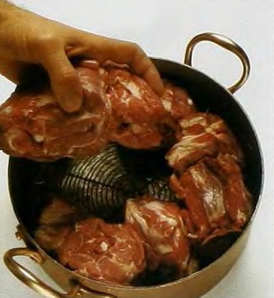 Бульон из баранины рецепт - Погружение мяса в кастрюлю