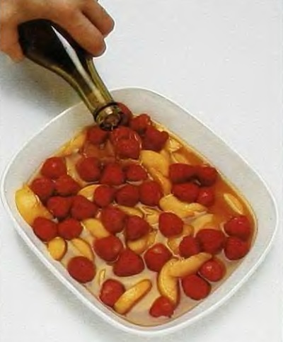 Пунш из персиков и клубники - Вымачивание фруктов