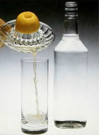 Джин с лимоном и содовой - Добавление лимонного сока