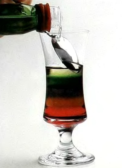 Разноцветные алкогольные коктейли, добавление слоев