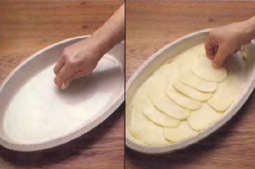 Уложите ломтики картофеля