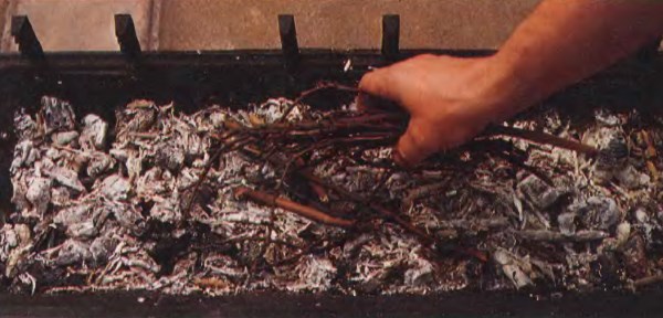 Подготовка гриля с древесными углями