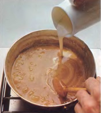 Очистка соуса и завершение его приготовления