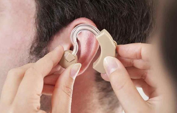 Как слуховой аппарат может улучшить качество жизни