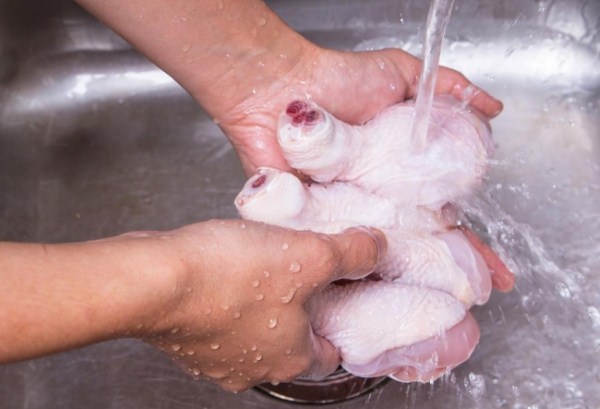 Насколько опасно мыть курицу перед ее приготовлением