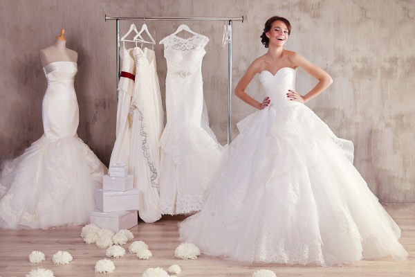 Как нужно примерять свадебное платье