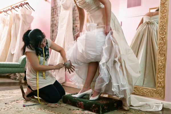 Как нужно примерять свадебное платье