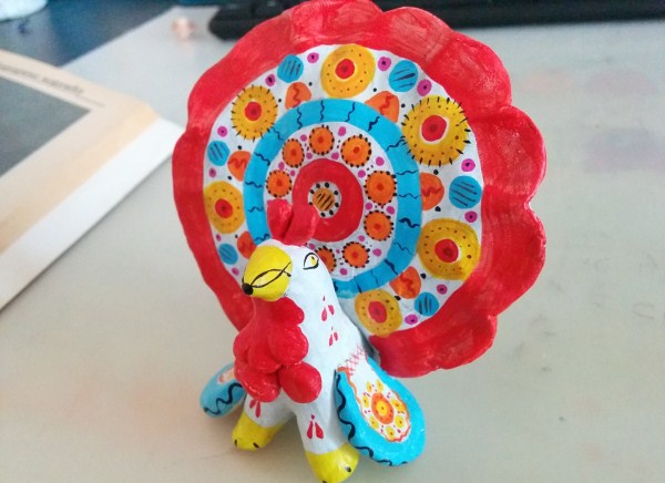 Дымковская игрушка петушок — яркий подарок для взрослых и детей