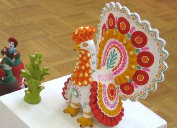 Дымковская игрушка петушок — яркий подарок для взрослых и детей