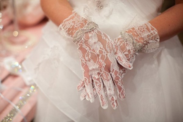 Невеста в длинных перчатках. Свадебный аксессуар