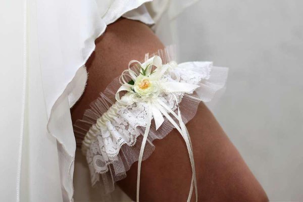 Невеста с подвязкой. Свадебный аксессуар