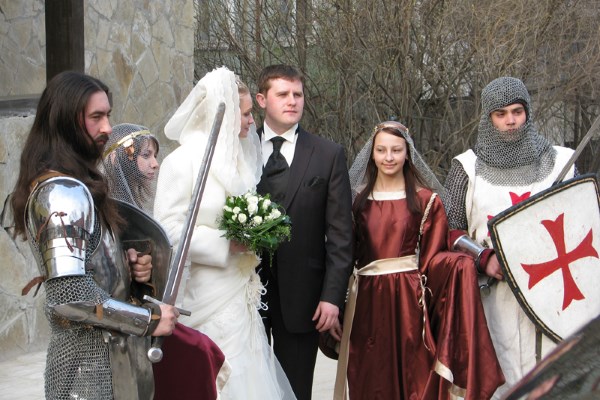 Жених и невеста на свадьбе с вредневековом стиле