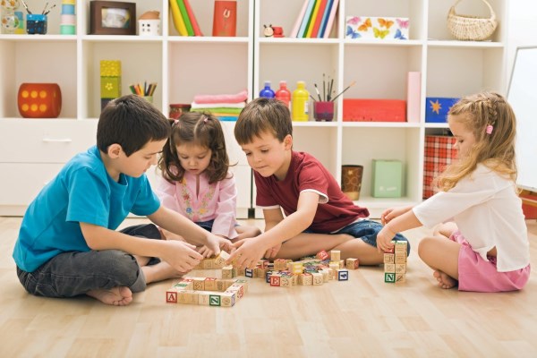 В 5 – 6 лет возрасте дети начинают увлеченно играть друг с другом